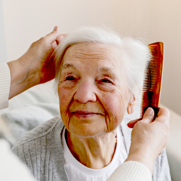 Alte Frau Kämmen Körperpflege Pflegende Angehörige iStock Evrymmnt.jpg